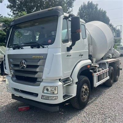 Kamion s pumpom za miješanje cementa